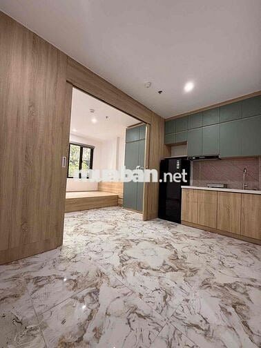 PHÒNG XINH CÓ BAN CÔNG RIÊNG NGAY TẠI TRUNG TÂM TIỆN DI CHUYỂN QUA Q1