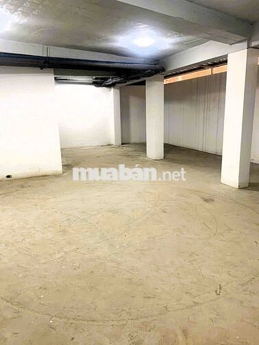 Nhà mới xây có hầm thang máy, khu trung tâm sầm uất, kinh doanh tốt