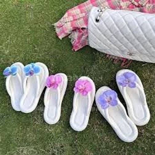 10 dép kẹp đi biển hot mùa hè, thoải mái và thời trang