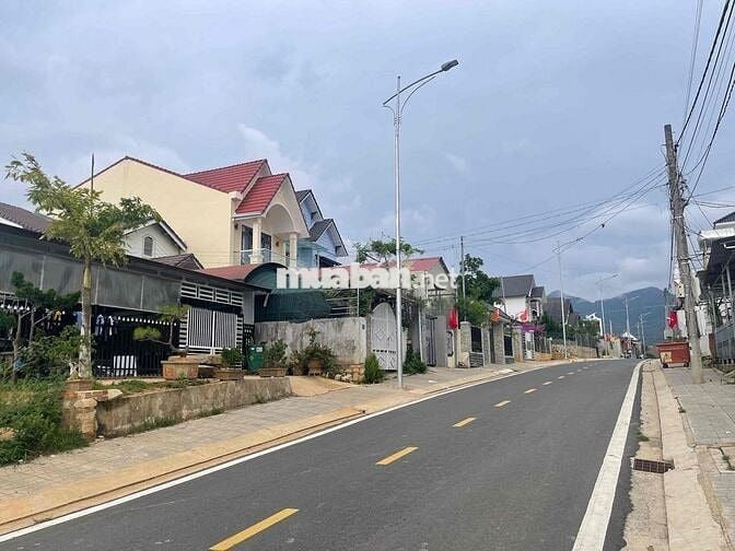 🔥600 m2 SRXD ngang 10,6m, MT đường nhựa 10m trung tâm TT Lạc Dương