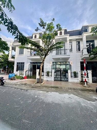 BÁN NHÀ MẶT TIỀN KINH ĐƯỜNG DX 092 HIỆP AN TẶNG FULL NỘI THẤT CAO CẤP