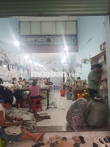 Cho thuê nhà có gác lửng dt5×20, có 2pn. Mặt tiền đường lớn. Đông dân