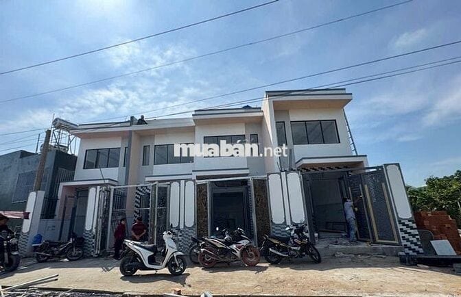 Hàng hiếm - Dãy Nhà Phố Liền Kề, 4x16, cách ngã ba Mỹ Hạnh 3km