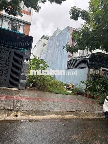 Đất đường Huỳnh Ngọc Đủ sát Lê Quảng Chí vs khu biệt thự ven sông