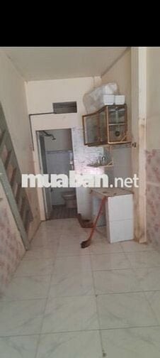 Nhà mặt tiền nhựa có 1 lầu  sạch sẽ thoáng mát