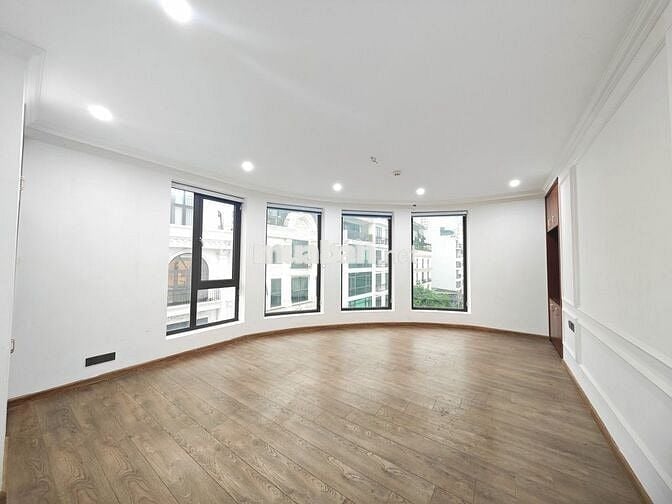 Cho thuê văn phòg Lê Văn Lương 130m2 25tr lô góc full kính oto đỗ free