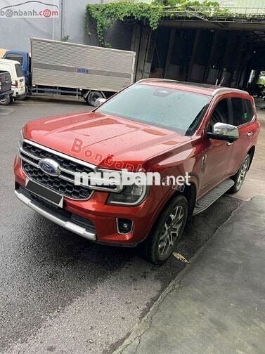 Ford Everest Titanium 4x2 2023 màu đỏ