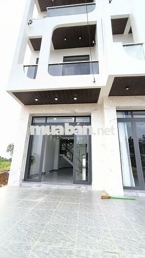 Chính Chủ bán gấp nhà 3 lầu ngay chợ Rạch Kiến , DT826 , shr
