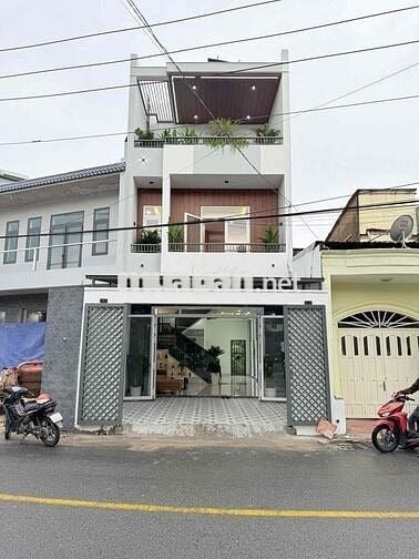 Mặt tiền kinh doanh Ngay KCN Sóng Thần.Nhà 3 tầng xây mới full nội tha