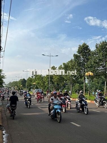 SAU LƯNG CHỢ BÌNH LỘC MẶT TIỀN NHỰA