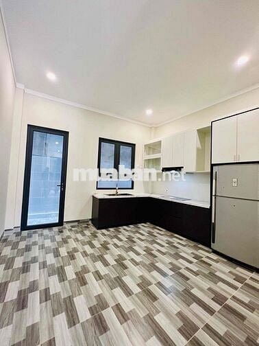 Nhà Mới Xây 100% DT 180m2 1Trệt 2Lầu 3Pn 4Wc Sân Thượng Hẻm Xe Tải