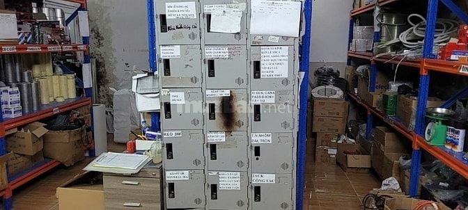 1 NAM PHỤ KHO LÀM VIỆC TẠI XƯỞNG CƠ KHÍ