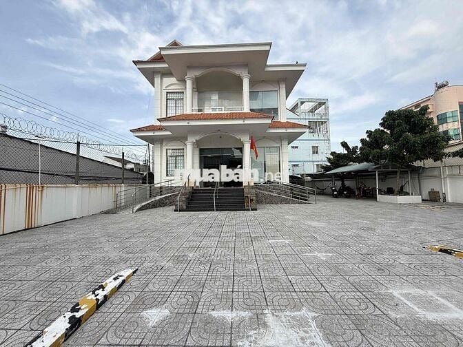 Cho thuê toà nhà đầy đủ giấy tờ nằm ngay trung tâm Thủ Dầu Một