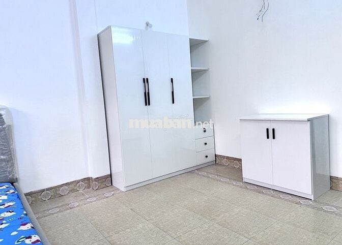 Cho thuê phòng 26m2 nhà mặt tiền Quận 1