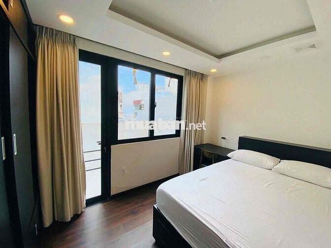 Căn hộ 1PN ban công, full nội thất tone trắng sang trọng, sofa lớn
