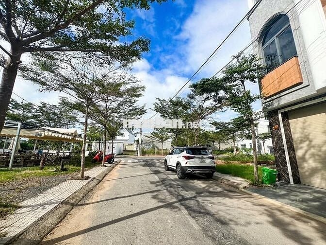 LÔ ĐẤT MT SIÊU ĐẸP SHR CÁCH CHỢ ĐỨC HOÀ VÀI BƯỚC CHÂN GIÁ 950T/86M2