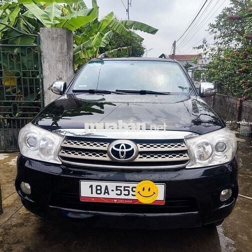 Ô tô Toyota Fortuner 2011 màu đen, chạy dầu