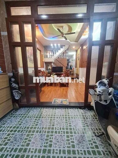 Cho thuê nhà mới 2 tầng (4m x 18m) có 3 phòng ngủ hẻm ô tô gần chợ