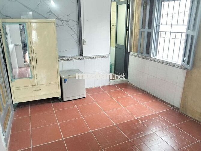 Tôi cho thuê phòng có ban công 16 m2 không trung chủ có tủ lạnh