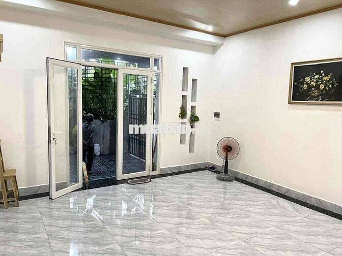 Nhà ơ riêng lẻ, 100m2, sân cổng riêng, đủ tiện nghi, đường Thành Tô