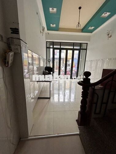 Cho thuê tầng trệt  làm văn phòng/salon tóc/ nail/ hoặc kho
