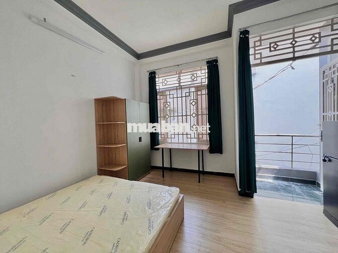 Phòng ban công thoáng mát, gần phố ẩm thực Phan Xích Long