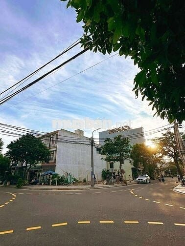 Cần bán lô góc ngã tư đối diện chưng cư Hòa Xuân