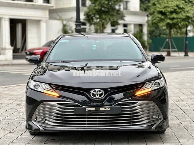 Toyota Camry 2.5Q 2021 màu đen full options
