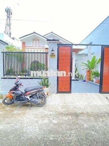Biệt thự mới xây sạch đẹp ở ngay,hẻm ôtô gần chợ Hóc Môn