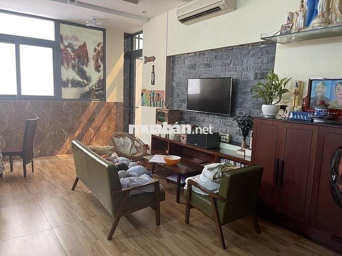 358HBC : nhà 1 trệt + 1 lầu + 1 lửng + phòng khách , hẻm bagac