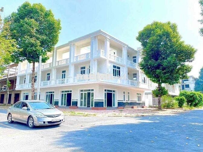 Nhà phố hoàn thiện liền kề khu công nghiệp thổ cư hoàn công