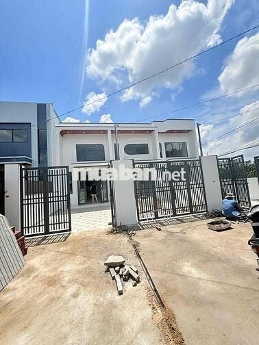 chủ ngộp cần bán nhà gác lững ngay gần chợ Thạnh phú