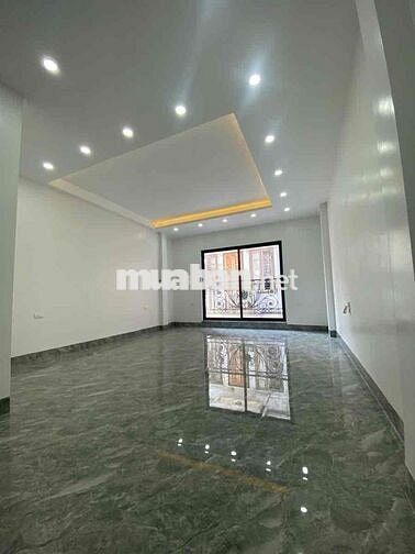 Nhà 6 tầng thang máy Hoàng Quốc Việt, ô tô vào tận nhà