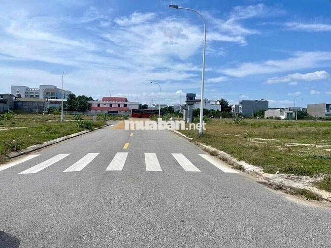 Bán gấp lô đất KDC chợ Đức Hoà, sổ riêng, tiện ích đầy đủ