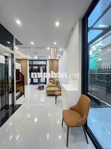 Bán nhà sân vườn ngay trường Vinschool hoàn thiện 5 tầng có thang máy