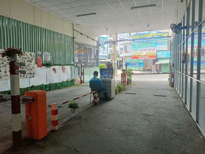 CẦN GẤP 1 NAM QUẸT THẺ XE GARA OTO CA TỪ 7H-19H - CÓ THỂ Ở LẠI GARA