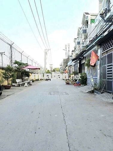 Nhà nguyên căn 2 lầu 2 phòng ngủ 1 phòng nhỏ để đồ. 2 WC