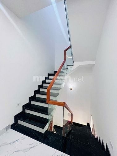 má 7 mới xây xong cần bán gấp đi mỹ với con ở