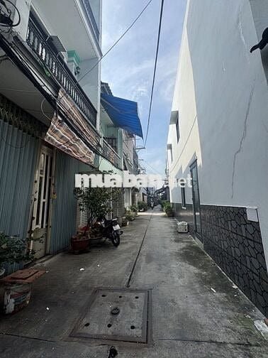 BÁN NHÀ GIÁP TÊN LỬA, 2 TẦNG 44M2, HƠN 3 TỶ