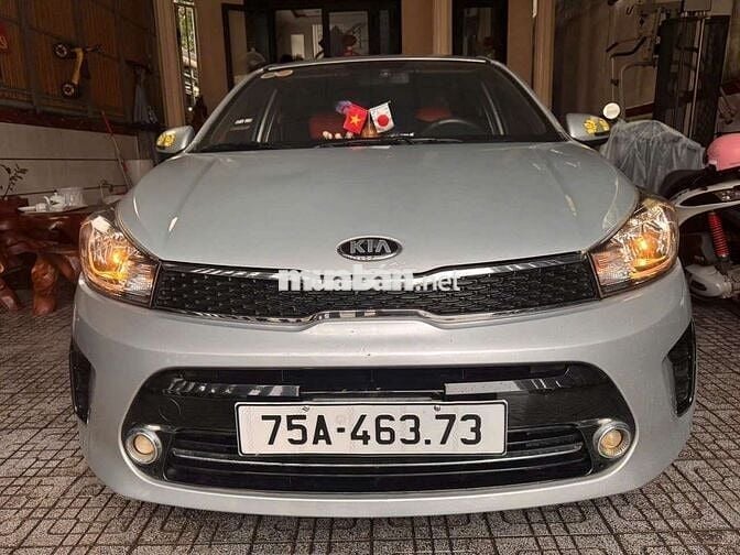 Kia Soluto 2020 số sàn 5 chỗ màu bạc