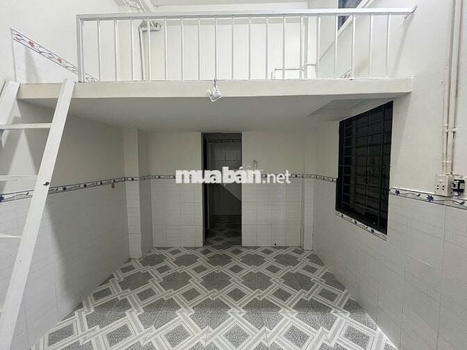 Phòng ngay cầu vượt Sóng Thần,cách khu ĐH Quốc Gia 15 phút xe máy/ bus