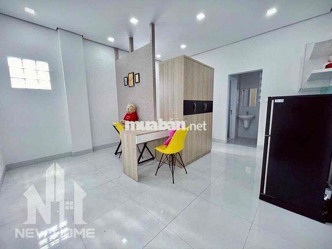Căn hộ full nội thất cửa sổ lớn ban công giáp Q1 tại Phú Nhuận