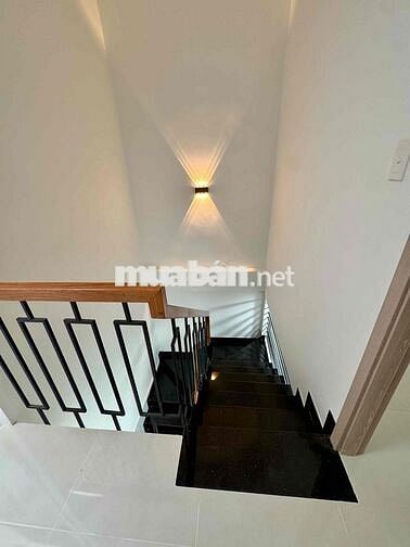 Cho thuê nhà mới xây 2PN + 2WC đường Lê Văn Sỹ, Q3, dtsd 83m2