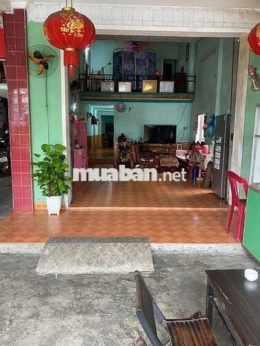 Nhà mặt tiền, nở hậu, nằm trục đường chính.