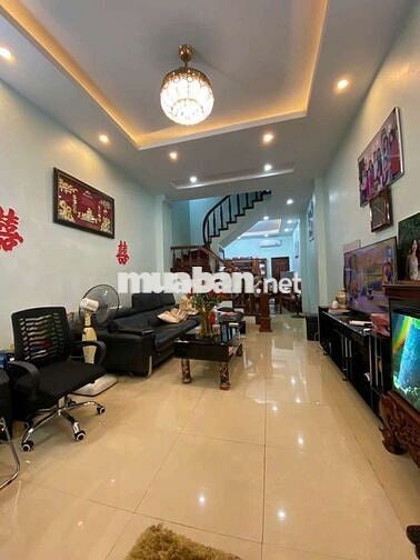 Bán nhà dân Ngọc Thuỵ,Ôtô vào tận nhà, DT 70m, Mt 4,2m.Giá chỉ 13,9 tỷ