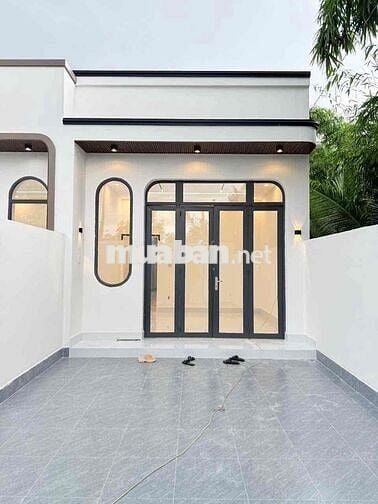 Nhà cấp 4 mới, kiểu hiện đại, ô tô đậu trong sân, gần cầu cần thơ