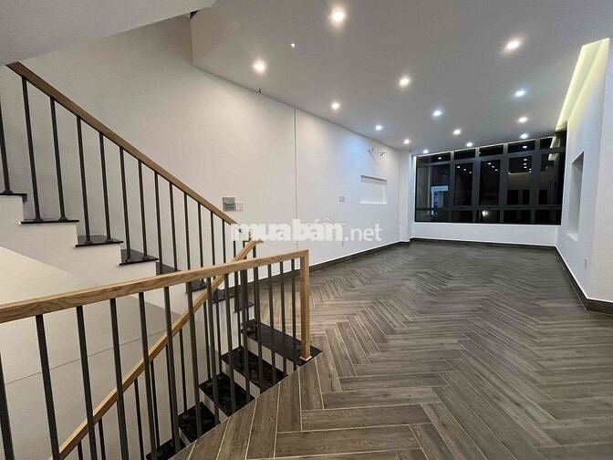 Nhà mặt tiền 80m2, với 30m2 vỉa hè riêng. Chính chủ