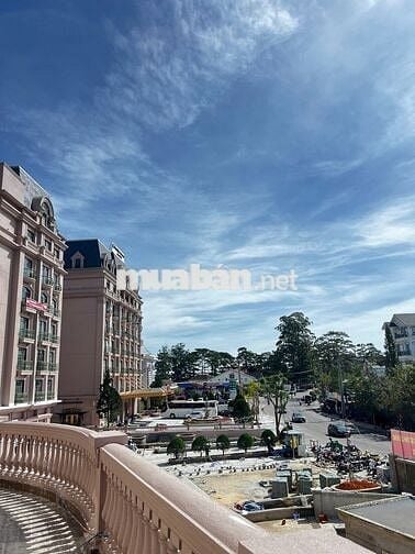 Lô thương mại nằm ngay trong Tổ hợp TTTMvà khách sạn 5 sao