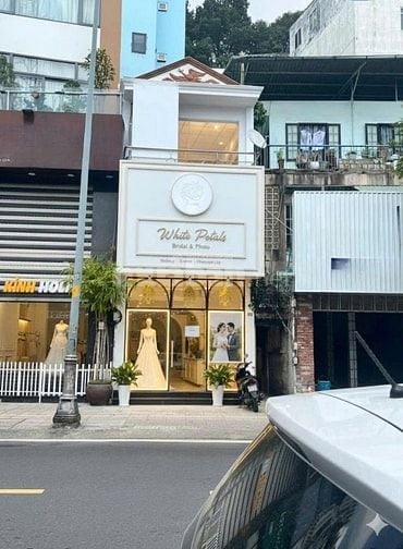 CHO THUÊ NHÀ NHƯ MỚI ỐP KÍNH MẶT TIỀN HỒ BÁ KIỆN Q10 GIÁ 30 TRIỆU