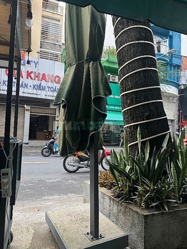 Dù chân bê tông chắc chắn, mái rộng che mưa nắng